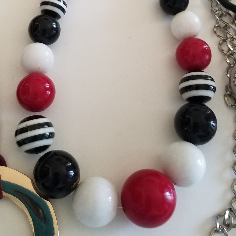 Lot of 5 Red Black White Beaded Necklaces Mother of Pearl Hearts - Picture 5 of 13